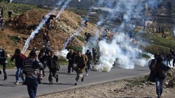 اختناق عشرات الفلسطينيين في مواجهات مع قوات الاحتلال بالخليل