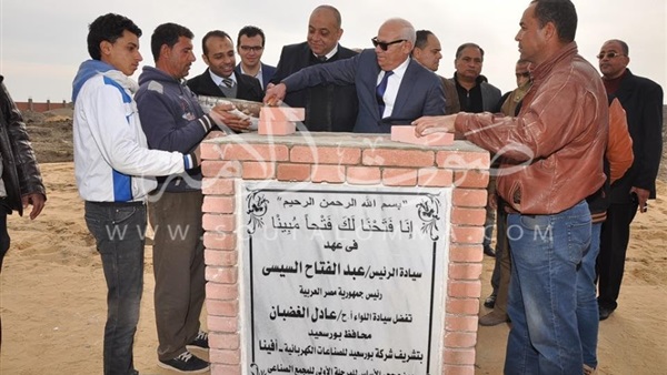 محافظ بورسعيد يعد المستثمرين بتذيل العقبات (صور)