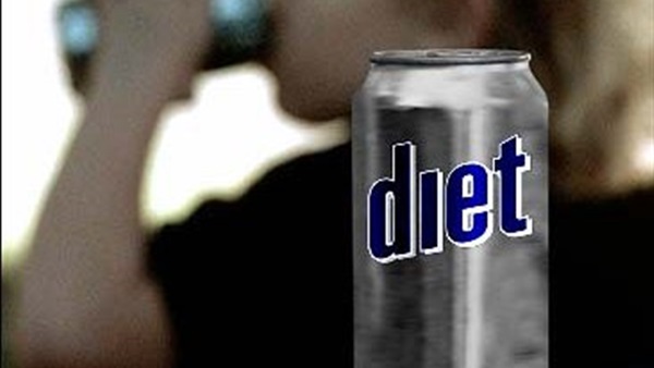خبراء بريطانيون: المشروبات الغازية الـ«دايت» تسبب زيادة البدانة