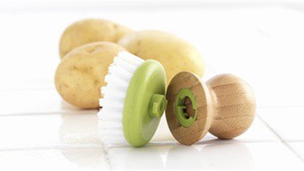 فرشاة من الألياف الطبيعية لتنظيف الخضروات 