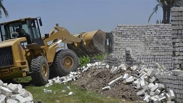 إزالة 25 حالة تعد على الأراضي الزراعية بعزبة المتيني في بنها‎