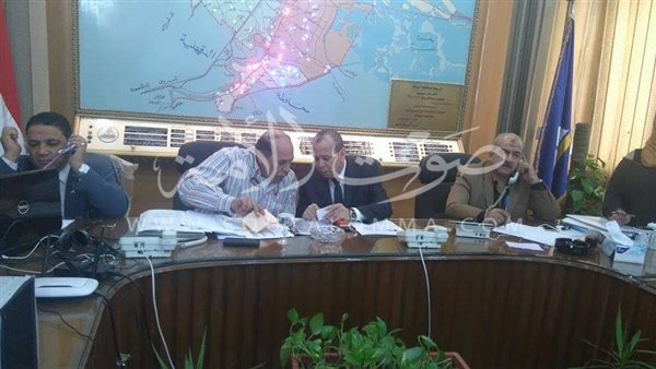 بالصور.. محافظ دمياط يتابع سير العملية الانتخابية من داخل غرفة العمليات