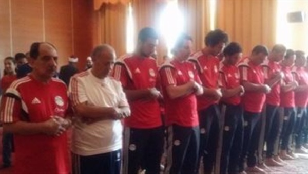المنتخب يؤدي صلاة الجمعة داخل فندق الإقامة