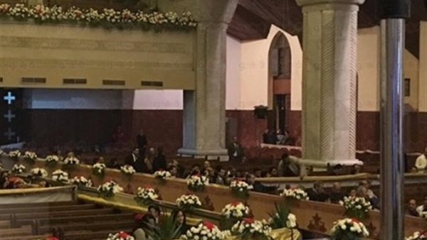 الكاتدرائية تتزين بالورود استعدادا لـ«عيد الميلاد».. وانتشار أمني مكثف