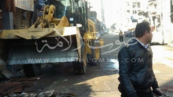 حي الشرق يزيل مخلفات حريق عقار بورسعيد الخشبي(صور)