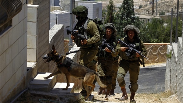 قوات الاحتلال الإسرائيلي تهاجم منازل الفلسطينيين شرق غزة