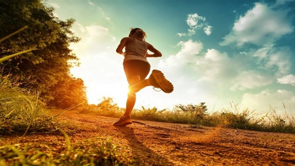 دراسة: «الجري» يقلل التهابات الركبة