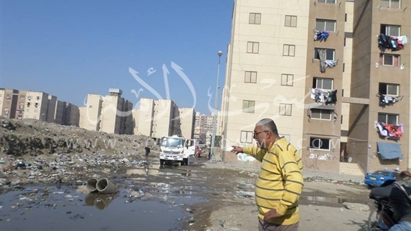 «رئيس الضواحي» يتفقد عمليات سحب مياه الصرف من شوارع الحي