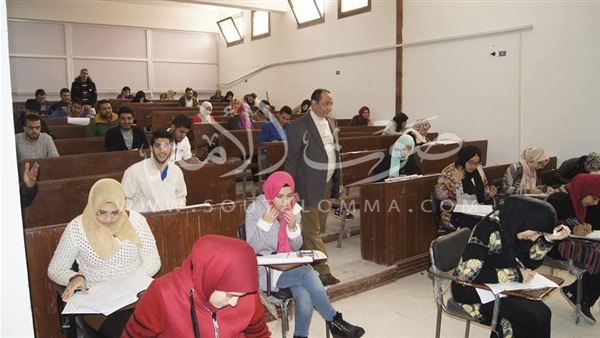 رئيس جامعة العريش يتقفد سير الامتحانات (صور)