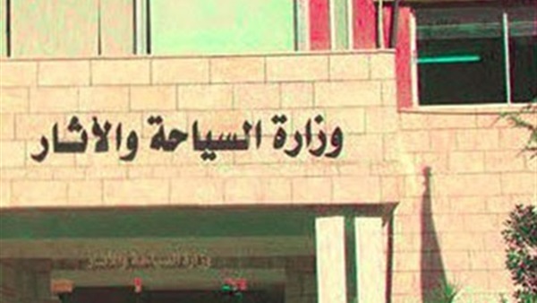 فحص 937 سيارة سياحية وإصدار 76 ترخيصا للشركات