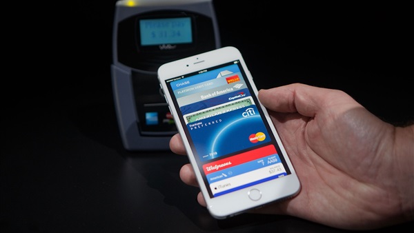 أبل تطلق خدمة الدفع الفورى بالهاتف Apple Pay