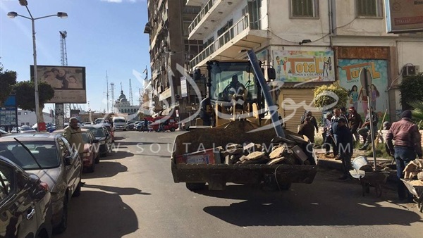 حملة نظافة واشغالات بشوارع حي الشرق في بورسعيد (صور)