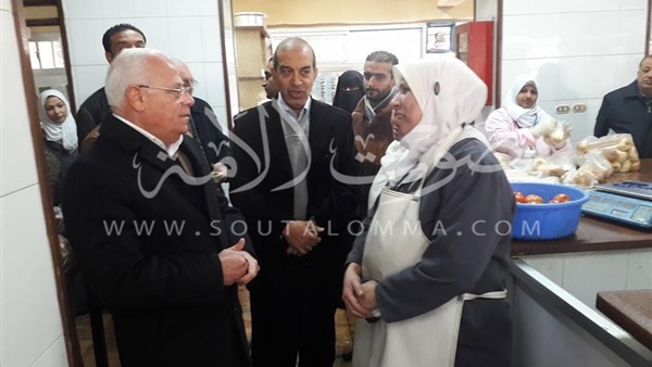 «الغضبان» يصرف مكافاة مالية للعاملين بـ«المصح البحري» (صور)