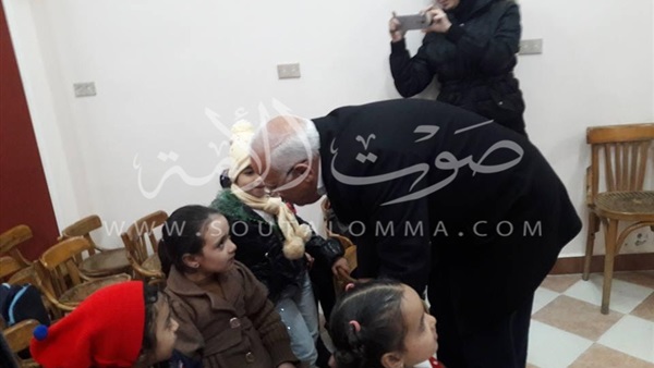 شاهد سيلفي محافظ بورسعيد مع الأطفال (صور)
