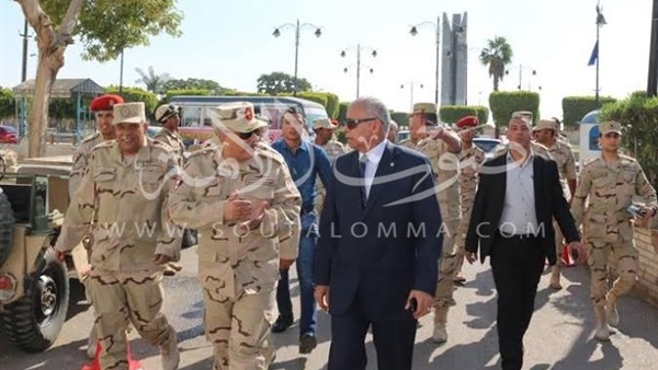 بالصور.. مدير إدارة التجنيد يتفقد لجان الانتخابات بالسويس