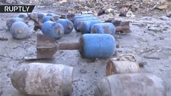 اكتشاف براميل متفجرة في مقر قيادة سابق للمسلحين بحلب (فيديو)
