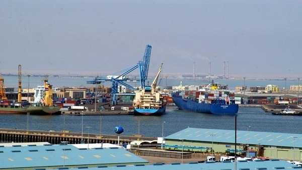 فتح بوغاز مينائي الإسكندرية والدخيلة.. وانتظام حركة السفن 
