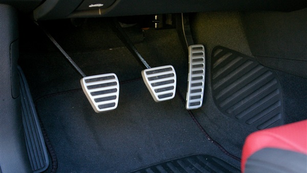  تعرف على سبب تقطيع دواسة البنزين أثناء القيادة