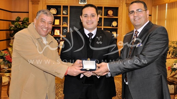 جامعة المنصورة تكرم باحثا بيطريا لحصوله على أفضل بحث باليابان