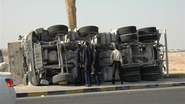 إعادة فتح الطريق بإسنا عقب انقلاب شاحنة فوسفات 