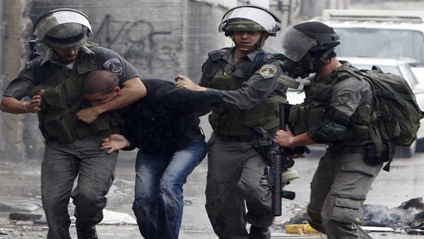 إسرائيل تعتقل 8 فلسطينيين في الضفة الغربية