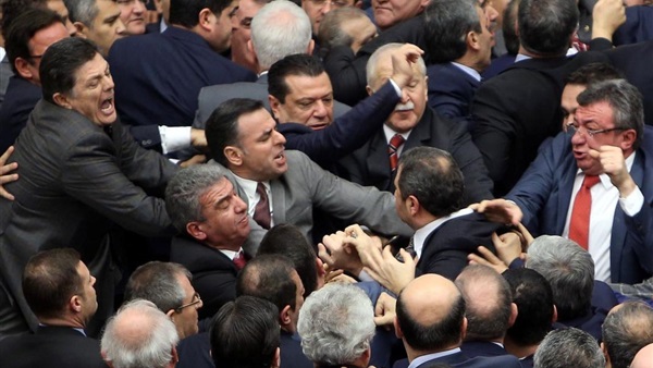 شجار بين نواب البرلمان التركي حول توسيع صلاحيات أردوغان