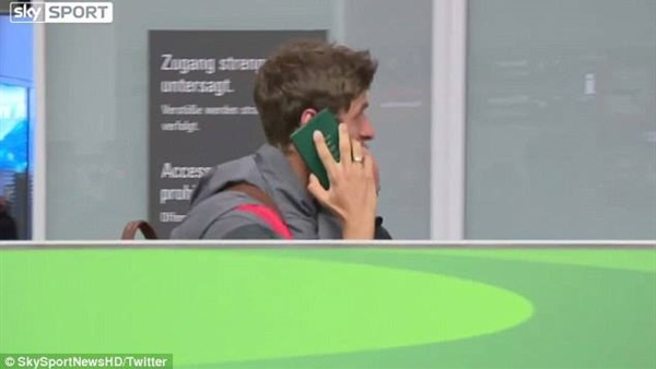 «هاتف مزيف» ينقذ توماس مولر من ملاحقة الصحفيين (فيديو)