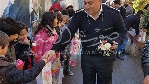 مأمور قسم العرب ببورسعيد يوزع الهدايا والحلوى على طلاب المدرسة الدولية
