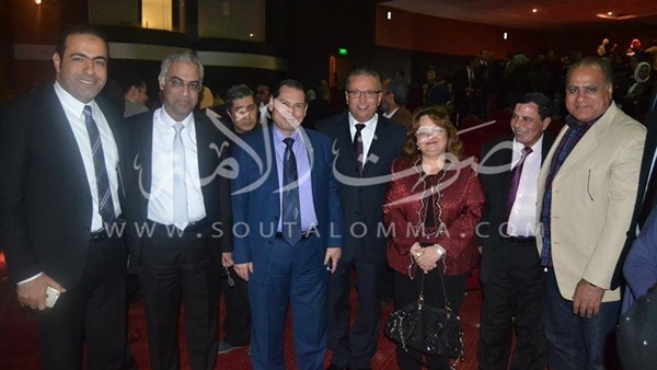 رئيس جامعة بورسعيد يحضر عرض مسرحية «المصوراتي»