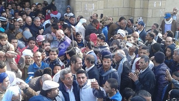 شباب يلتقطون «سيلفي» مع محمود سعد في جنازة كريمة مختار (صور)