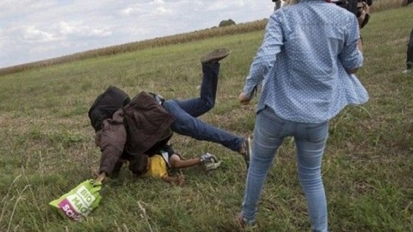 محكمة مجرية تعاقب صحفية عرقلت لاجئا سوريا