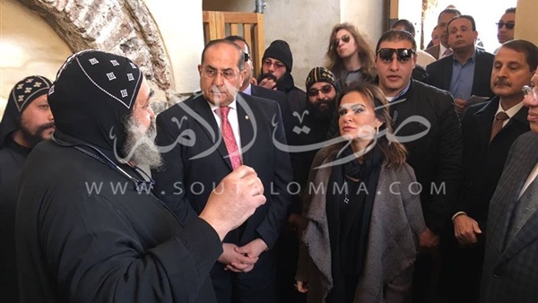 وزيرة التعاون الدولي تزور الدير الأحمر بسوهاج وتوزع شنطا على طلاب مدرسة 