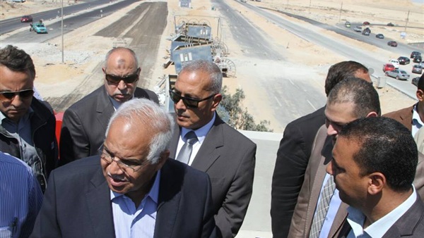 وزير النقل يتفقد أعمال تنفيذ طريق جنوب «الفيوم - الواحات»