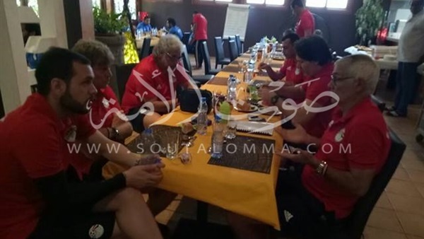 «كان 2017».. لاعبو المنتخب يتناولون وجبة الغذاء قبل المران (صور)