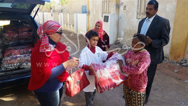 حزب الوفد يوزع بطاطين على أهالي مدينة «دهب» بجنوب سيناء