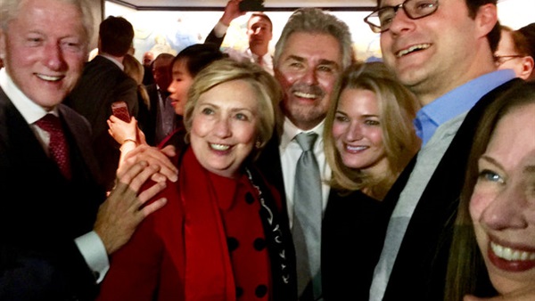 المقاهي والسيلفي وسيلة «كلينتون» للعودة إلى الحياة العامة (صور)