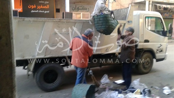 «رئيس المناخ» يتفقد أعمال النظافة بشوارع الحي 