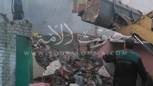 «رئيس الضواحي» يتفقد هدم المنازل بالقابوطي