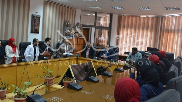 رئيس جامعة بورسعيد يكرم الفريق المسرحي بمعهد خدمة اجتماعية 
