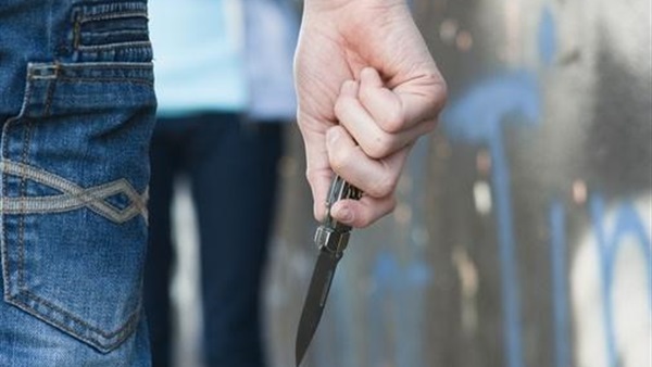 صديقان يطعنان زميلاهما ويلقيانه في «ترعة» بسبب 350 جنيه