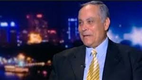 أمين اتحاد البنوك السابق يدعو لوضع ضوابط للتحكم في سعر الدولار