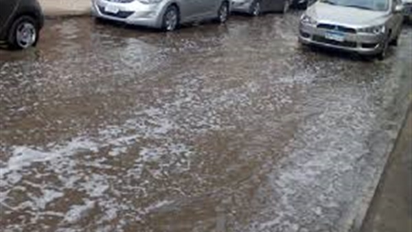 كسر ماسورة مياه يعطل حركة المرور بشبرا الخيمة‎ 