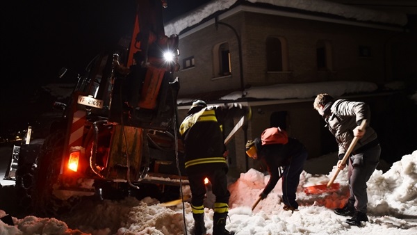 ارتفاع أعداد الناجين جراء انهيار جليدي ضرب فندقا بإيطاليا إلى 8 أشخاص