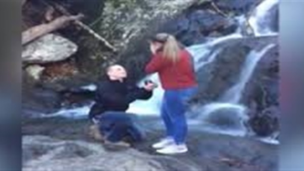 عرض زواج ينتهي بسقوط خاتم الزفاف في الشلال