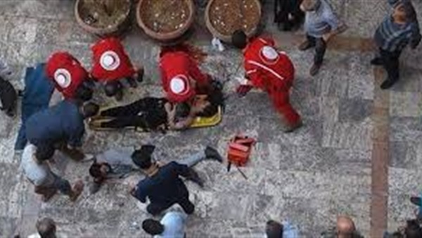 شرطي يصعق رجلاً حاول الانتحار بسكين