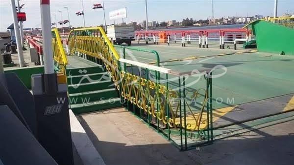 تركيب سلالم المشاة بالكوبري العائم في بورسعيد