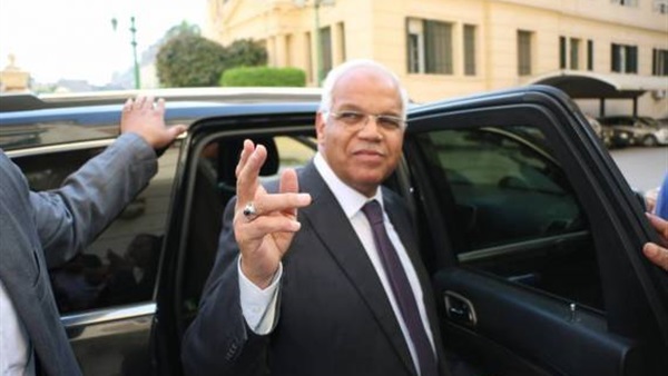 اليوم.. وزير النقل يتفقد أعمال المشروع القومي للطرق
