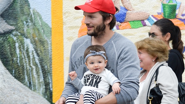 شاهد ظهور ابنة آشتون كاتشر لأول مرة