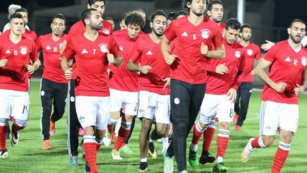 لاعبي المنتخب يشاهدون مباراة «غانا ومالي» من ممرات الملعب