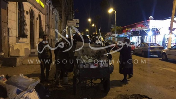 «النباشين».. أكل العيش في القمامة (صور)